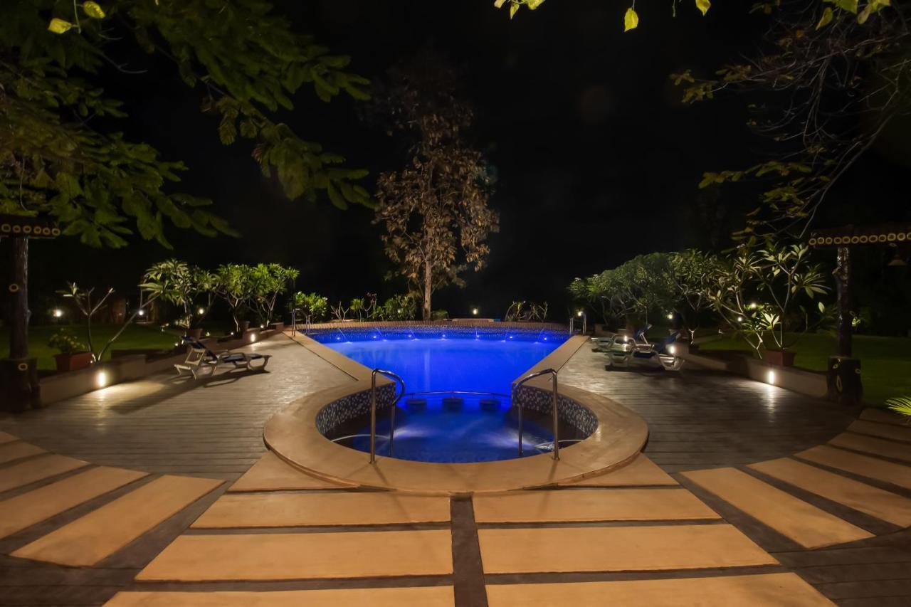 Club Mahindra Netrang Hotell Exteriör bild