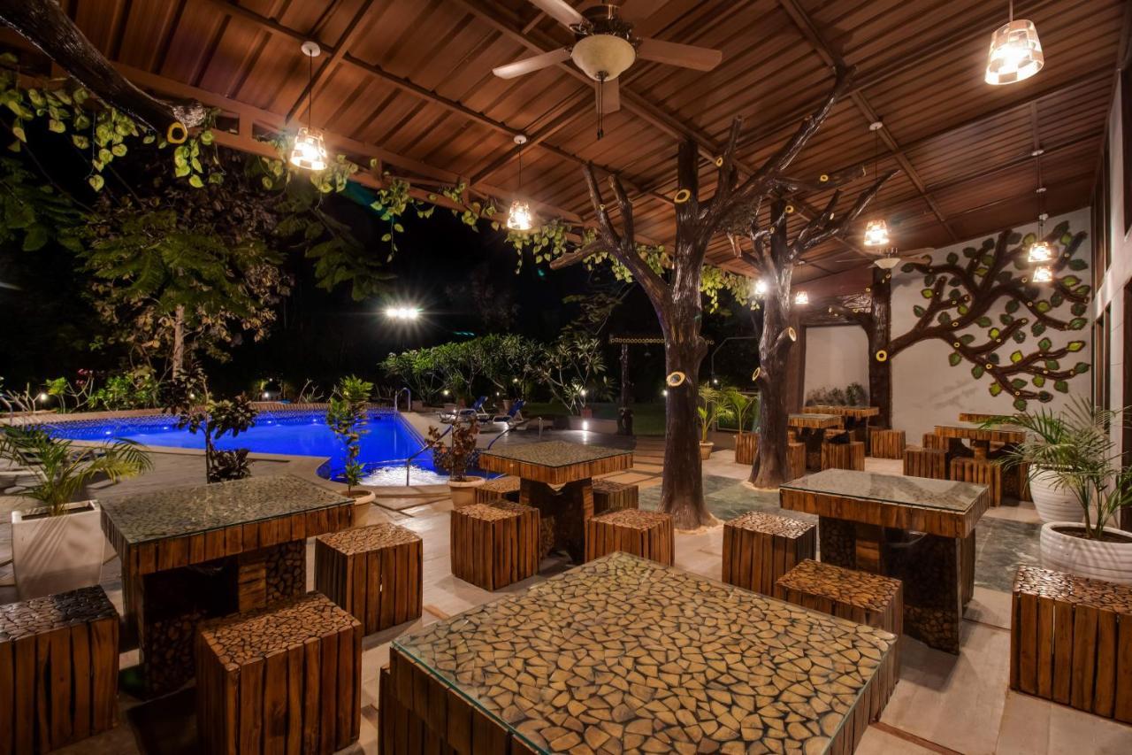 Club Mahindra Netrang Hotell Exteriör bild