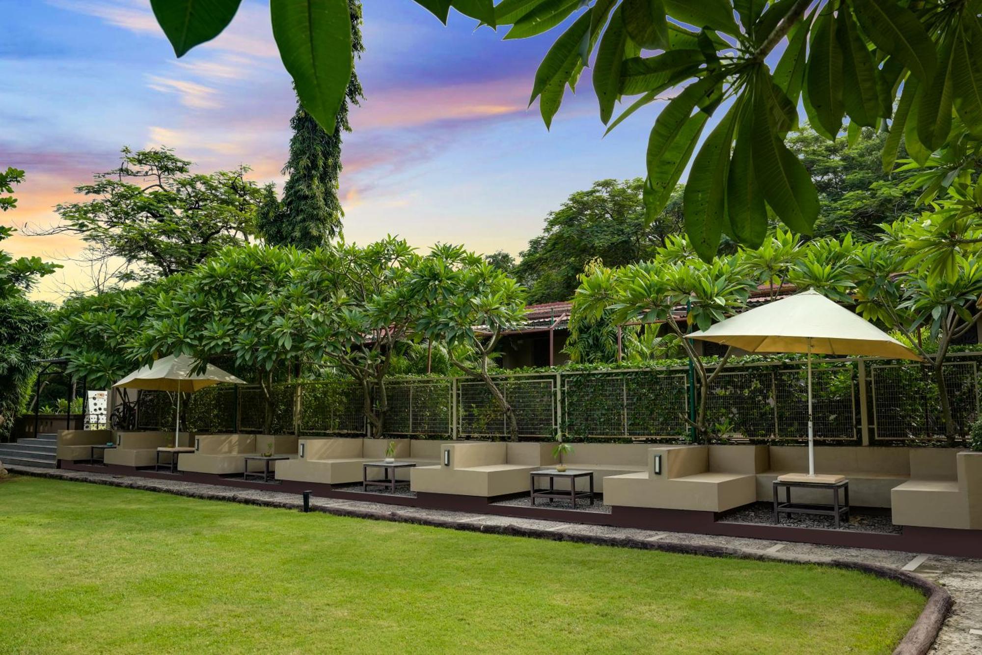 Club Mahindra Netrang Hotell Exteriör bild
