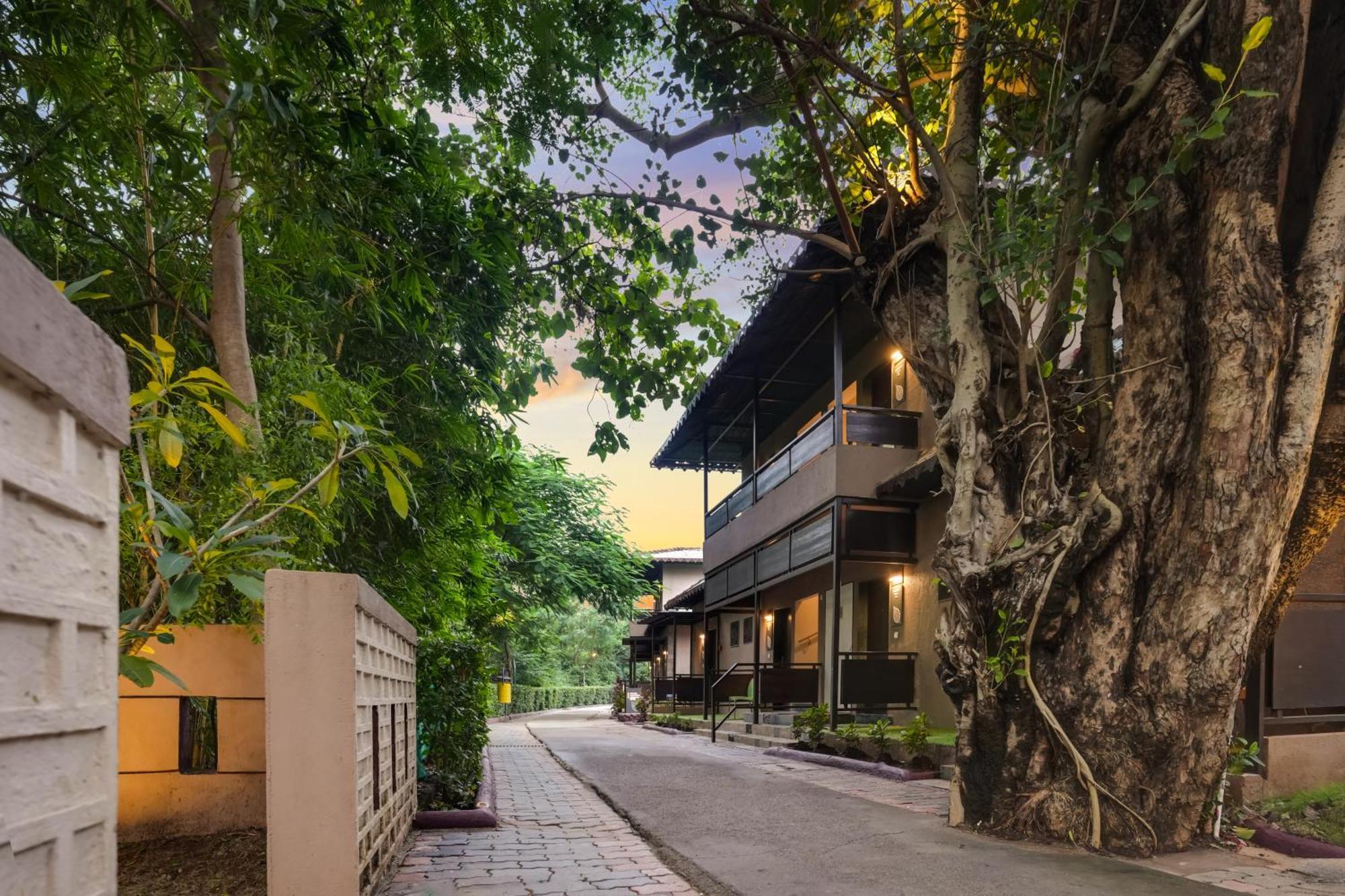 Club Mahindra Netrang Hotell Exteriör bild